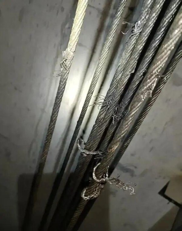 优配物料 一小区23部电梯钢绳遭人为切割，警方已介入
